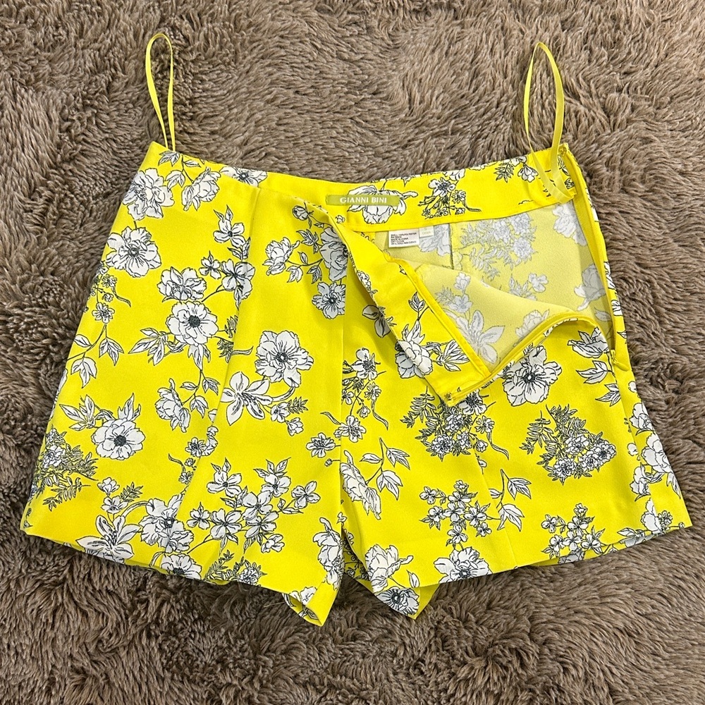Gianni Bini Yellow Floral Women’s Shorts - Picture 2 of 5